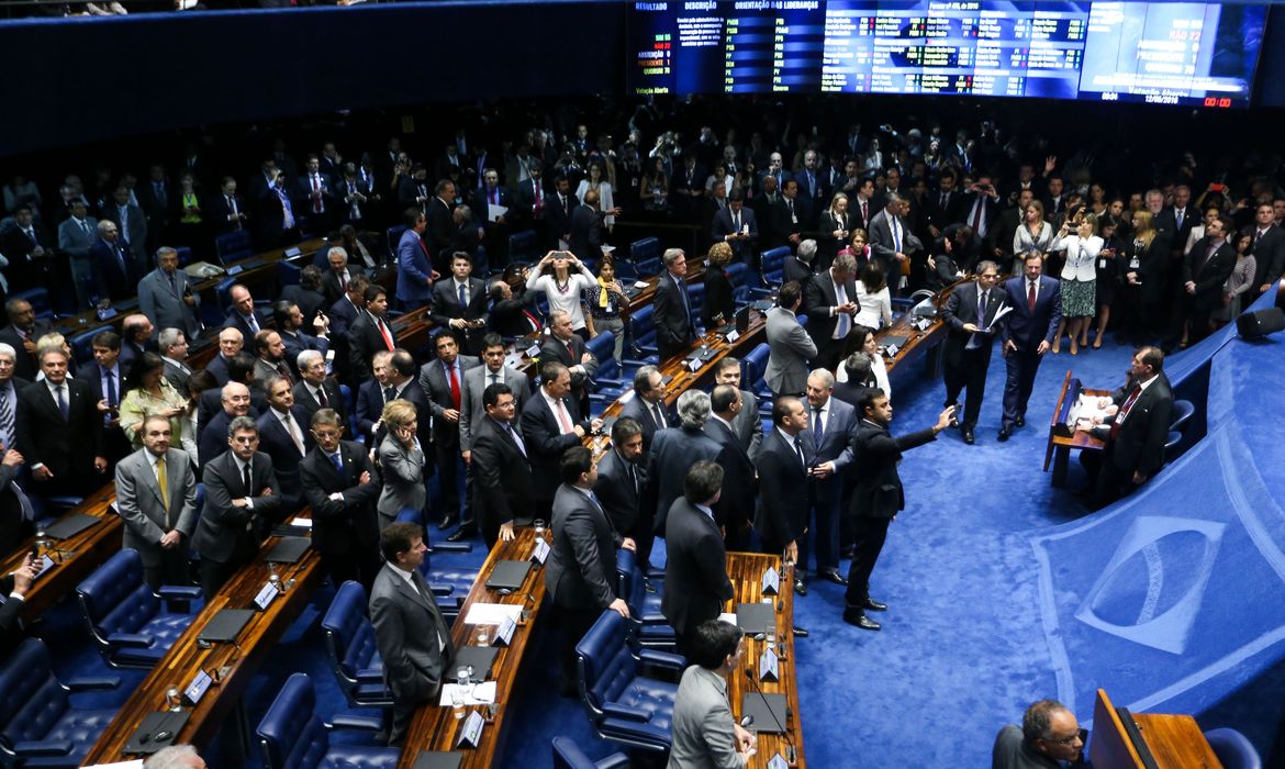 Brasília - Por 55 votos a favor e 22 contra, Senado abre processo de impeachment da presidenta Dilma Rousseff  ( Marcelo Camargo/Agência Brasil)