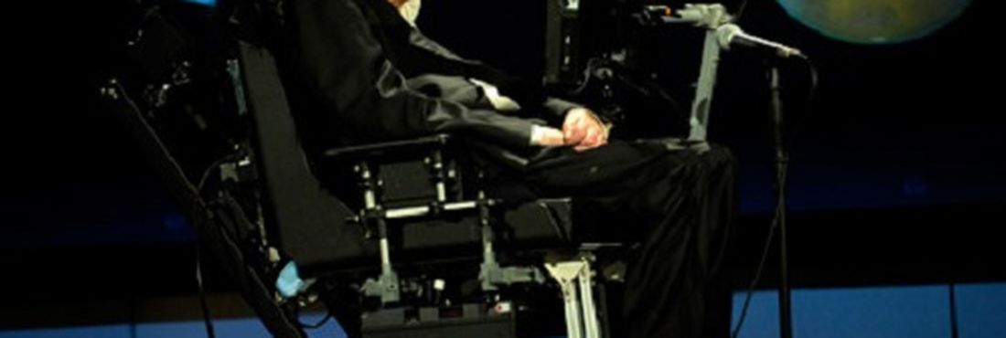O cientista Stephen Hawking recebeu o diagnóstico de Esclerose Lateral Amiotrófica em 1964 aos 21 anos e, aos 72, continua vivo e produtivo