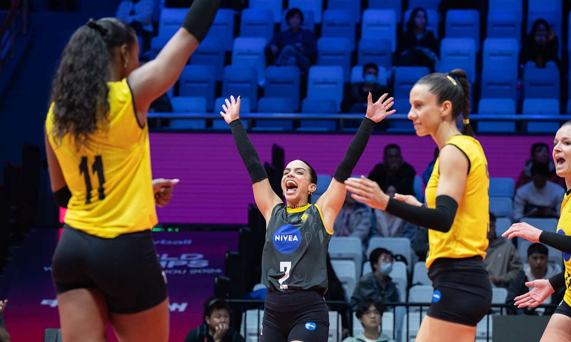 Após revés na estreia, Praia Clube vence segundo jogo na fase de grupos do Mundial de Clubes de vôlei feminino, em 18/12/2024