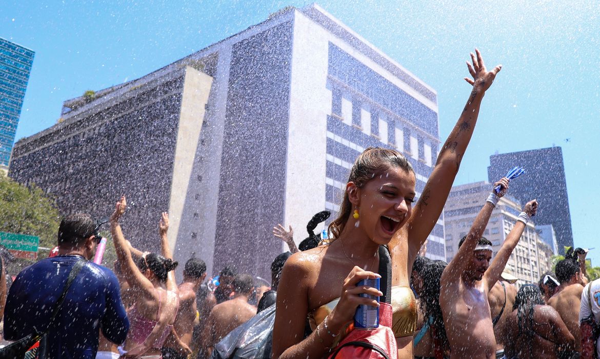 Tomaz Silva/Agência Brasil Rio de Janeiro (RJ), 22/02/2025 – Bloco da favorita anima o pré-carnaval no centro do Rio de Janeiro. Foto: Tomaz Silva/Agência Brasil