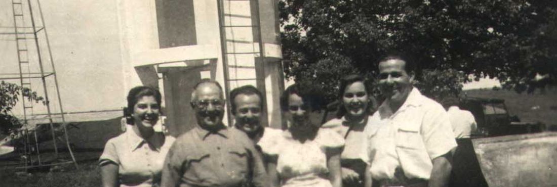 Fotografia de João Belchior Marques Goulart, deputado federal eleito, Getúlio Dornelles Vargas, presidente da República eleito, e Manoel Antônio Sarmanho Vargas em uma fazenda no sul do país - – 1951