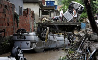 Moradores tentam recuperar pertences em uma área danificada no bairro Realengo, após fortes chuvas no Rio de Janeiro, Brasil, 2 de março de 2020. REUTERS / Ricardo Moraes