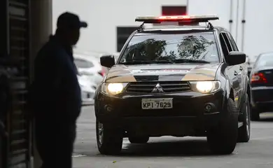 Rio de Janeiro - A Polícia Federal e Receita Federal deflagraram os trabalhos da 30ª fase da Operação Lava Jato, a operação Vício. Carros da PF chegam com malotes e computadores na sede do órgão, na região portuária do Rio (Tânia Rêgo