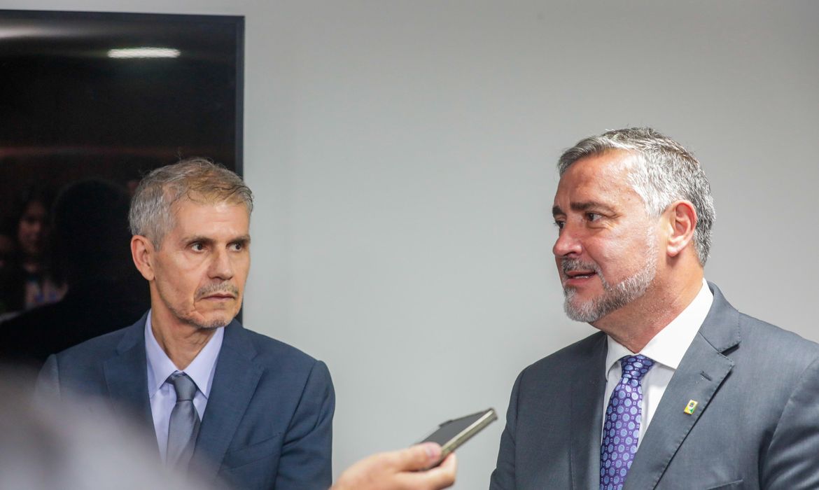 Sidônio Palmeira (esq) será novo ministro da Secom, no lugar de Paulo Pimenta (dir.)