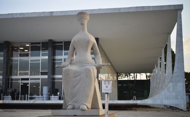Fachada do Supremo Tribunal Federal (STF) com estátua A Justiça, de Alfredo Ceschiatti, em primeiro plano.