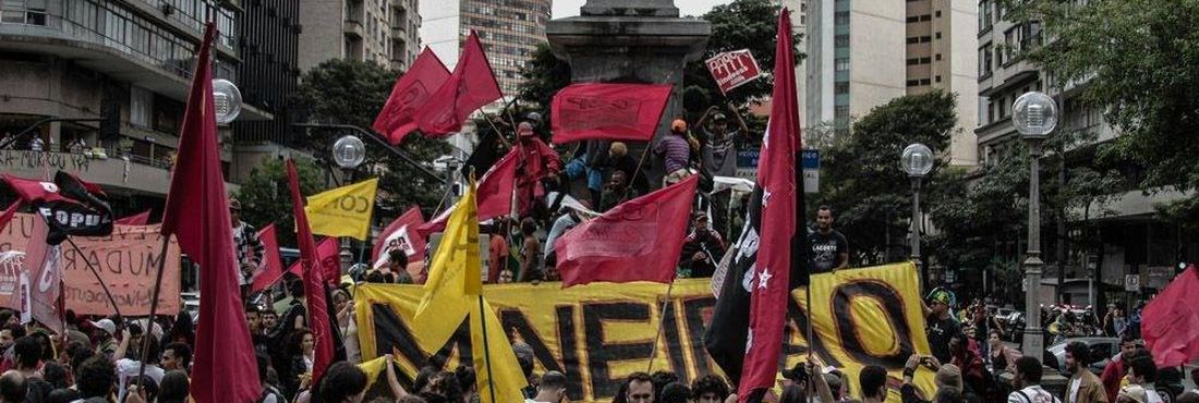 Manifestantes se concentram na Praça Sete em Belo Horizonte em protesto no dia de abertura da Copa do Mundo