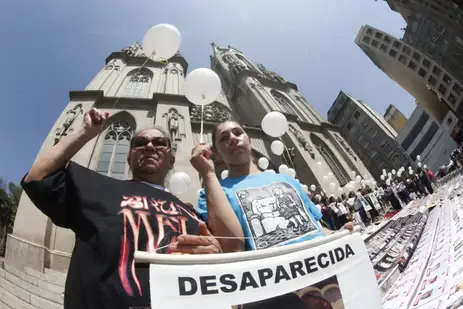 São Paulo (SP) 30/08/2024 - Uma ação destinada à conscientizar a população sobre pessoas desaparecidas, foi organizada na Praça da  Sé. Dalia (irmã) e Marta (mãe de desaparecida).  Foto: Paulo Pinto/Agência Brasil