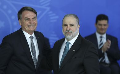 O presidente Jair Bolsonaro dá posse ao novo procurador-geral da República, Augusto Aras, no Palácio do Planalto