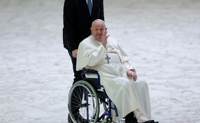 Pope Francis waves as he arrives to meet with members of the Scandinavian Episcopal Conference at the Paul VI hall, at the Vatican, February 3, 2025. Reuters/Remo Casilli/Proibida reprodução