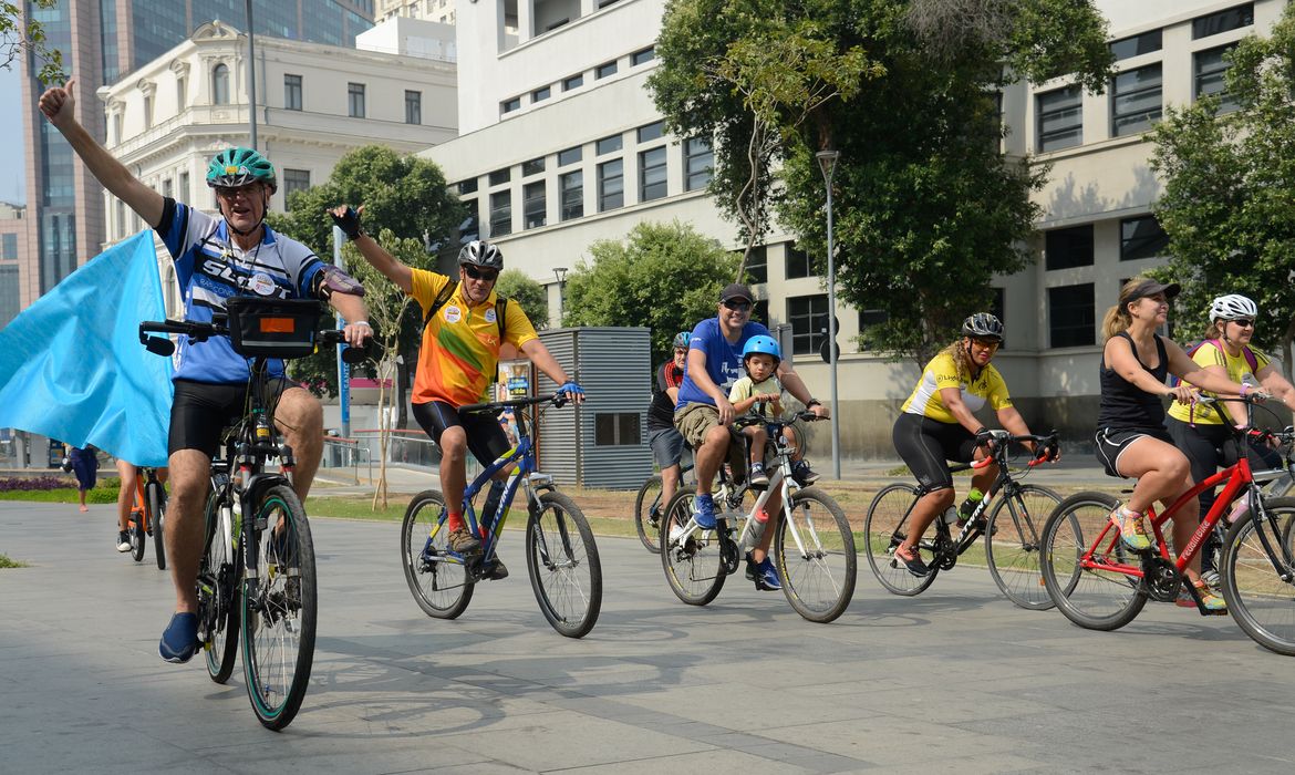 Passeio de bicicleta Pedal da Paz, no centro do Rio, tem como objetivo chamar atenção para a convivência pacífica entre pedestres, ciclistas e motoristas. 