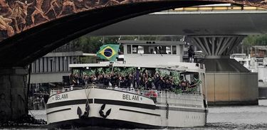 Barco da delegação do Time Brasil passa pelo Rio Sena durante a Cerimônia de Abertura dos Jogos Olímpicos Paris 2024