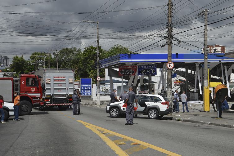 São Paulo - Explosão destrói posto de gasolina na Casa Verde, zona norte paulistana. 