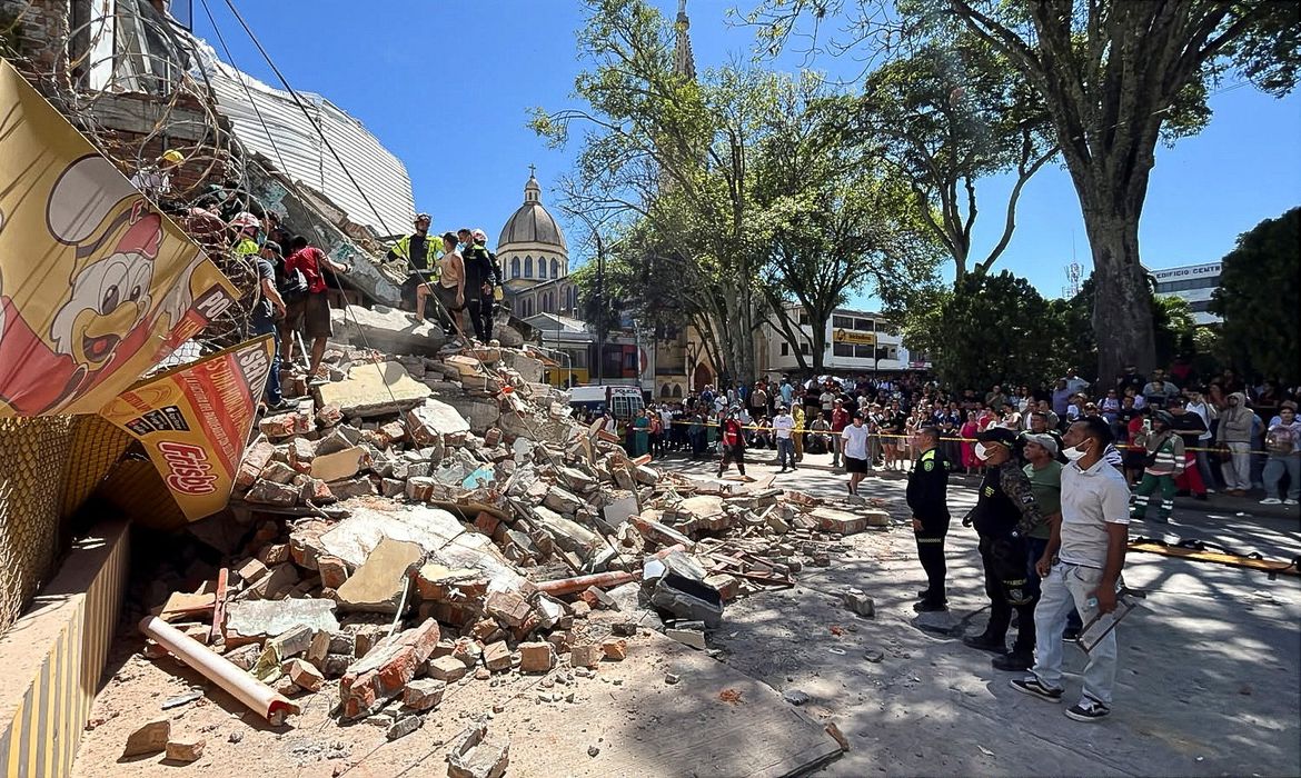 Reuters/Stringer/Proibida reprodução Residents and emergency personnel dig through the debris of a partially collapsed building after an earthquake, in Pereira, Colombia August 10, 2026.REUTERS/Stringer/Proibida Reprodução