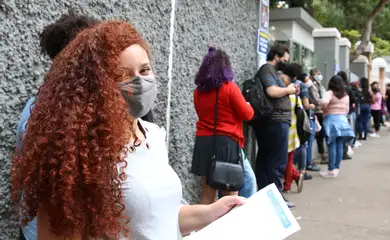 São Paulo - A estudantes Evoni de Souza Costa espera a abertura dos portões no primeiro dia de provas do Exame Nacional do Ensino Médio - Enem, na Universidade Presbiteriana Mackenzie.