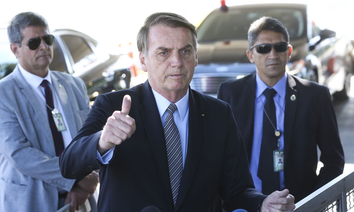 O presidente Jair Bolsonaro, fala à imprensa na entrada do Palácio da Alvorada.