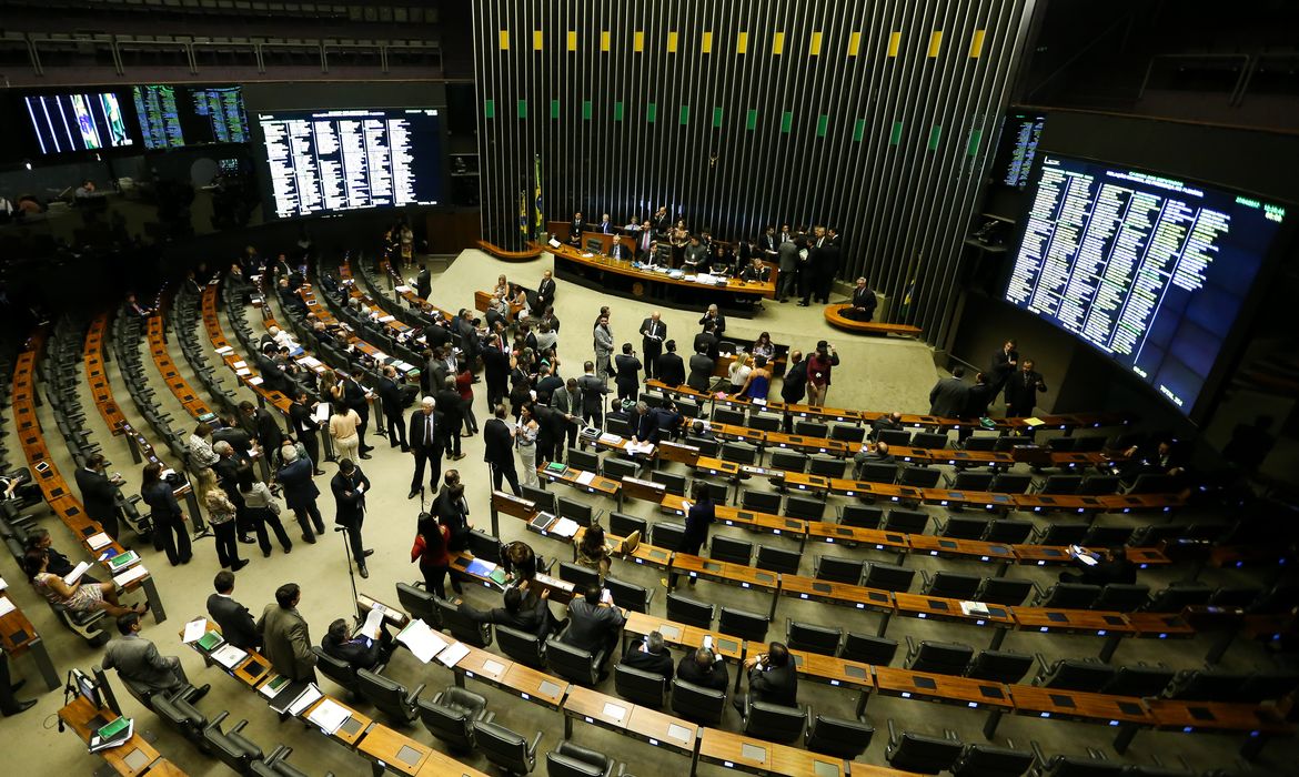 Brasília - Deputados fazem sessão para votar Medida Provisória  752/2016, no plenário da Câmara (Marcelo Camargo/Agência Brasil)