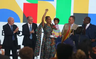 O presidente Luiz Inácio Lula da Silva, participa da cerimônia de posse das ministras da Igualdade Racial, Anielle Franco, e dos Povos Indígenas, Sonia Guajajara.