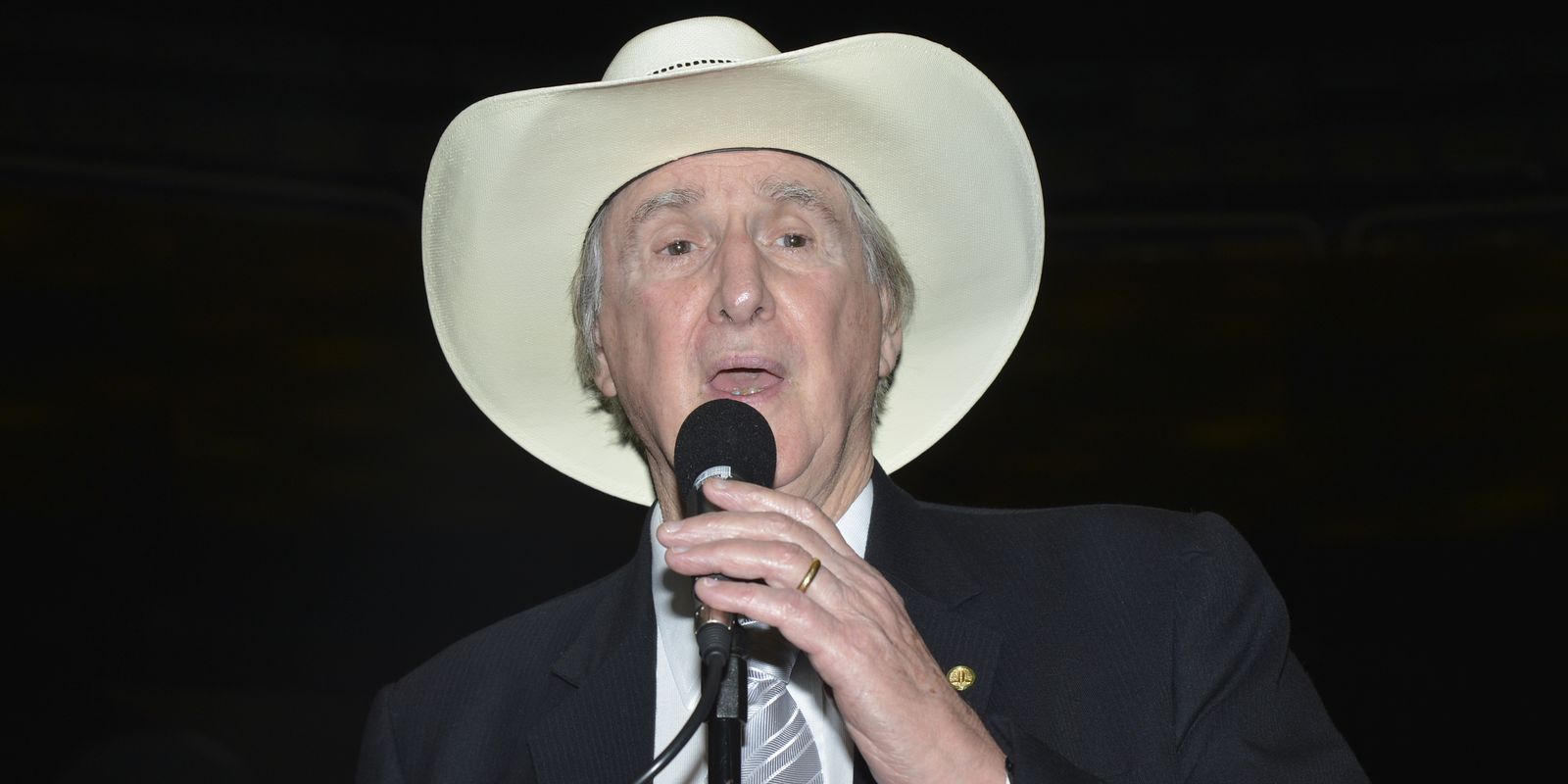 Sérgio Reis canta sucessos da música sertaneja na TV Brasil | Agência ...