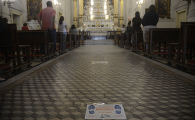 Igreja Matriz de Nossa Senhora da Glória, no Largo do Machado, volta a celebrar missas com a presença de fiéis