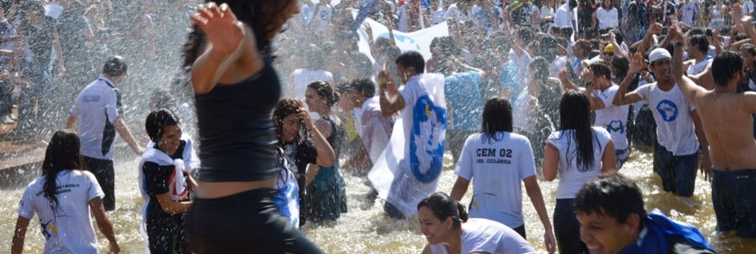 UNE realiza manifestação reivindicando 10% do PIB do país investidos em educação pública UNE realiza manifestação reivindicando 10% do PIB do país investidos em educação pública