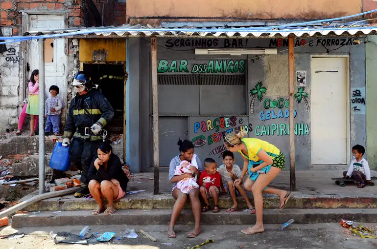 São Paulo - Moradores da favela Vila Alba atingida por um incêndio na manhã desta sexta-feira (Rovena Rosa/Agência Brasil)