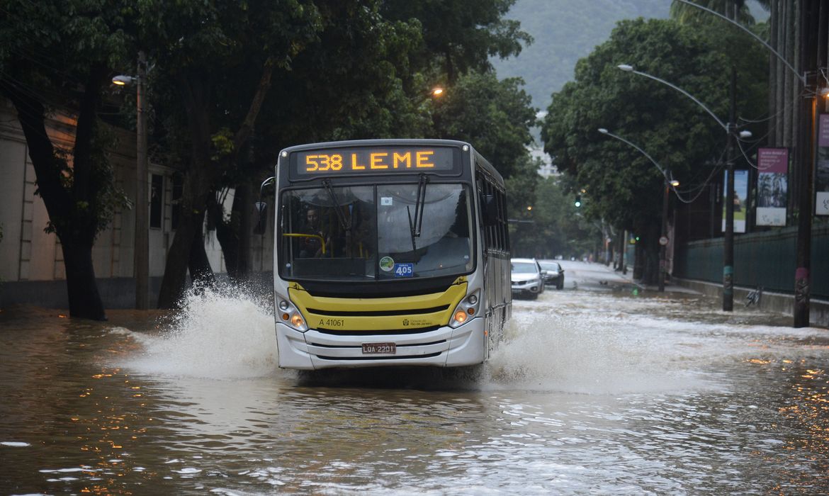  Alagamento na Rua Jardim Botânico após as chuvas que atingiram o Rio de Janeiro.