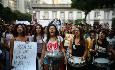 Rio de Janeiro - Mulheres fazem ato contra cultura do estupro, na Igreja da Candelária, centro da cidade  (Tomaz Silva/Agência Brasil)
