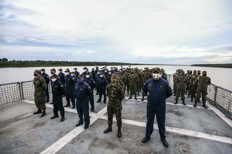 Militares em formação no Navio Auxiliar Pará.