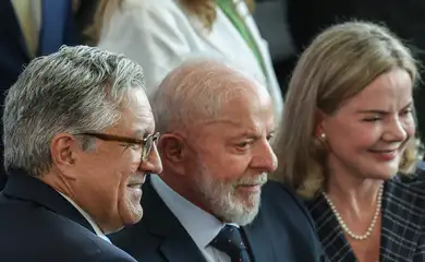 Brasília (DF), 10/03/2025 - O presidente Luiz Inácio Lula da Silva (c), posa para foto após cerimônia de transmissões de cargos e posses, da ministra da secretaria de relações institucionais, Gleisi Hoffman (d) e ministro da saúde, Alexandre Padilha (e). Foto: Jose Cruz/Agência Brasil