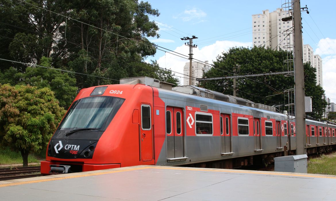 Rovena rosa agênciabrasil Linha 8 da companhia paulista de trens metropolitanos - cptm, operada pela viamobilidade, na estação domingos moraes.