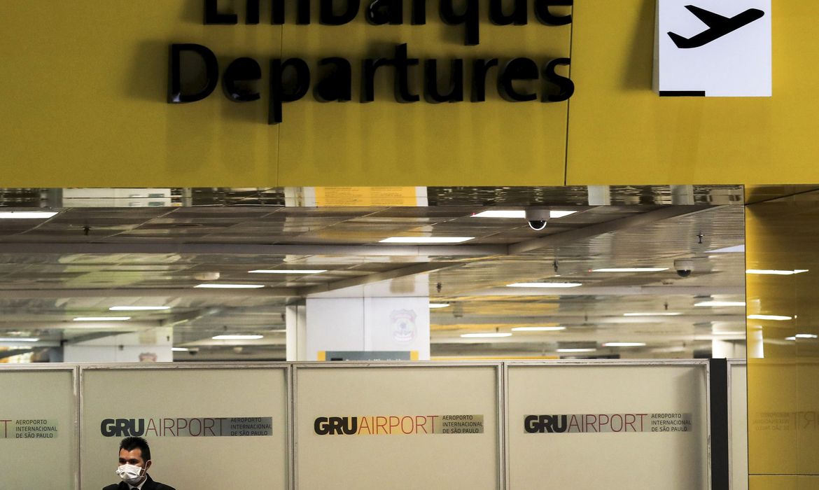 trabalhador, máscara protetora,  Aeroporto Internacional de Guarulhos , coronavírus COVID-19, Guarulhos