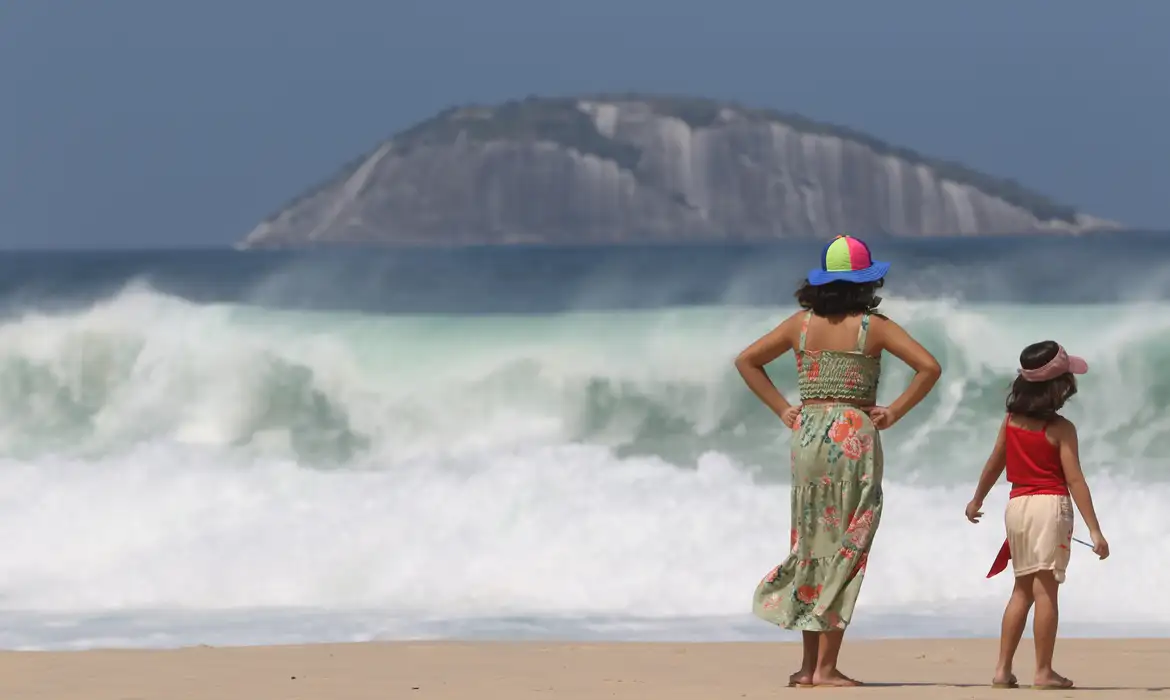 Rio de Janeiro (RJ), 03/04/2023 - Ressaca na orla de Ipanema e Leblon, zona sul da cidade. Foto: Tânia Rêgo/Agência Brasil