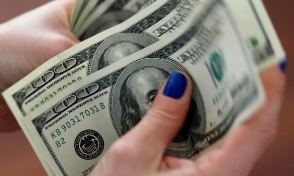 Dólar encosta em R$ 5 com dados de inflação nos Estados Unidos