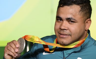 Rio de Janeiro -  O brasileiro Evânio da Silva exibe medalha de prata conquistada no levantamento de peso, categoria 88kg (Fernando Frazão/Agência Brasil)
