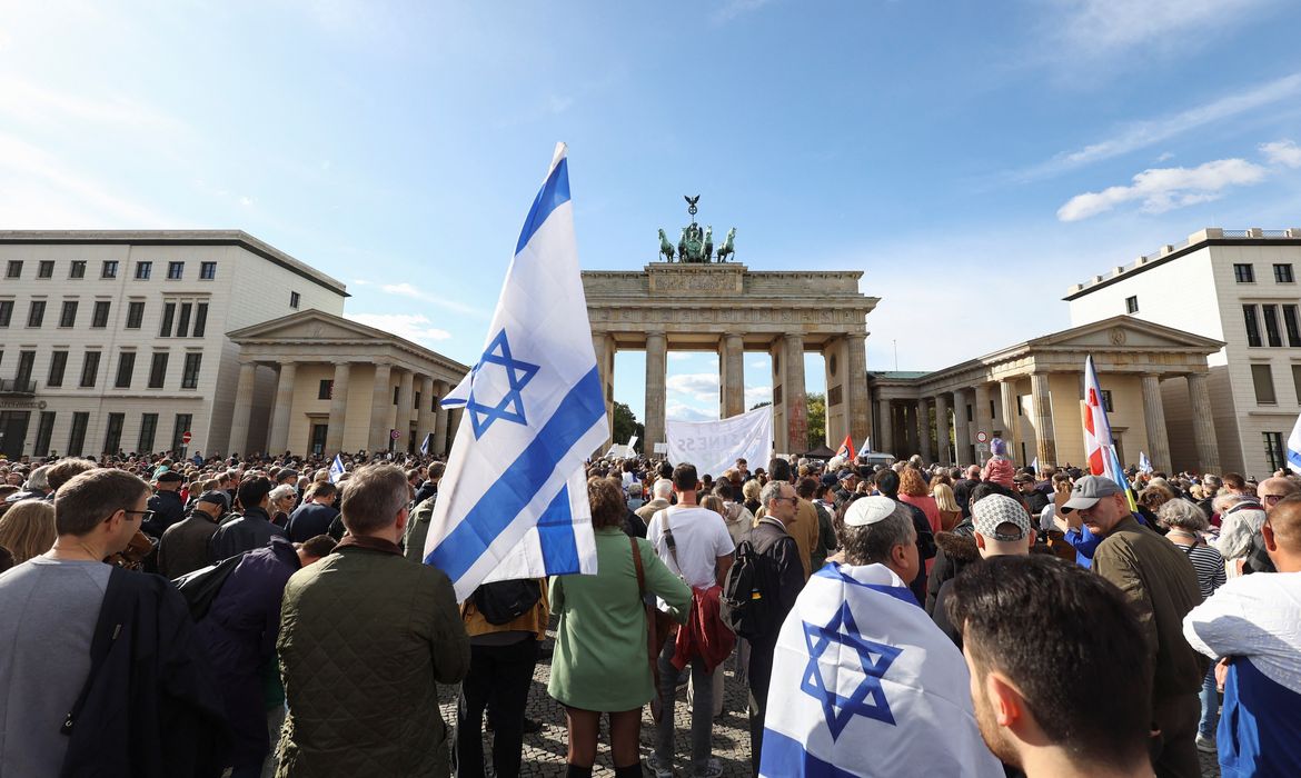 Israel supporters protest at the Brandenburg Gate in Berlin. REUTERS/Liesa Johannssen