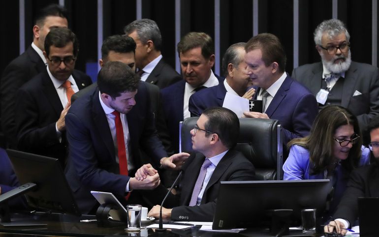 Brasília (DF), 11/06/2025  - Sessão da Câmara dos Deputados  que votou o PL- 4149/04, que aumenta a pena de reclusão pela posse ou porte de arma de fogo de uso proibido (como fuzis)  Foto: Lula Marques/Agência Brasil