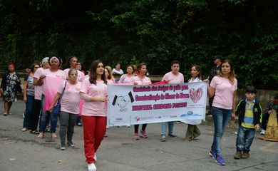 Rio de Janeiro - O grupo Amigas do Peito, formado por mulheres mastectomizadas, realiza na estrada Grajaú-Jacarepaguá no Rio de Janeiro,  sua 1ª caminhada, com o objetivo de alertar a população sobre o câncer de mama ( Tânia Rêgo/Agência