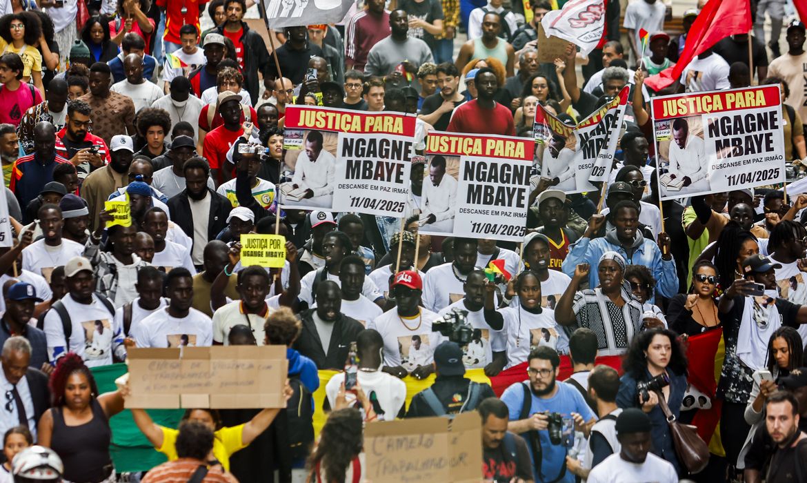 São Paulo(SP), 14/04/2025 - Manifestação  na praça da República, contra a morte do ambulante senegalês Ngange Mbaye, na sexta-feira, morto por um policial militar durante operação delegada no Brás, contra o comércio ambulante. 
Foto: Paulo Pinto/Agência Brasil