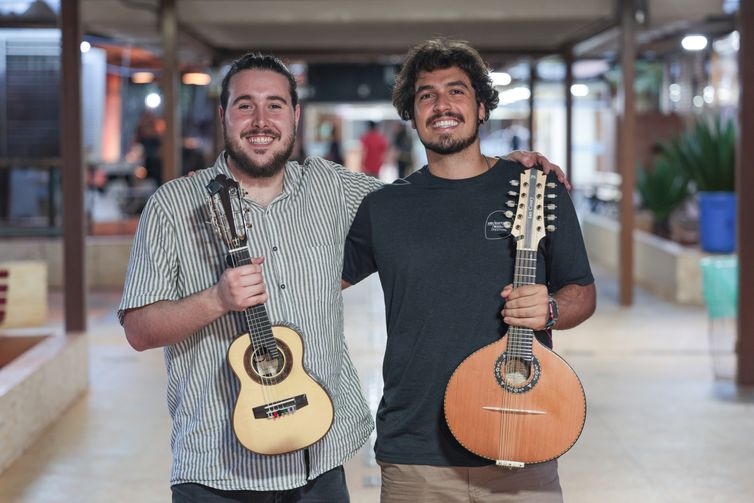Brasília (DF), 01/17/2026 – Matheus Donato holding his 6-string cavaquinho (e) and Ian Coury holding a 10-string mandolin (d). Summer course at the music school in Brasília. Photo: Joédson Alves/Agência Brasil