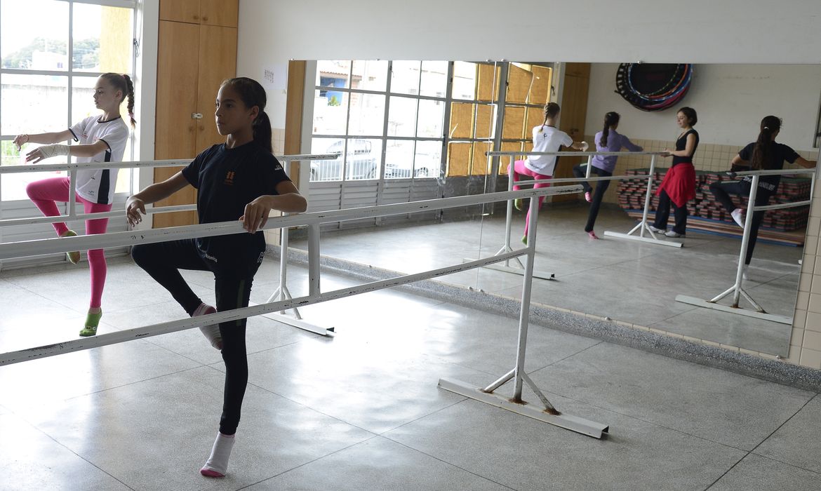 Curitiba - Meninas treinam ginástica rítmica a na Escola Helena Kolody.
