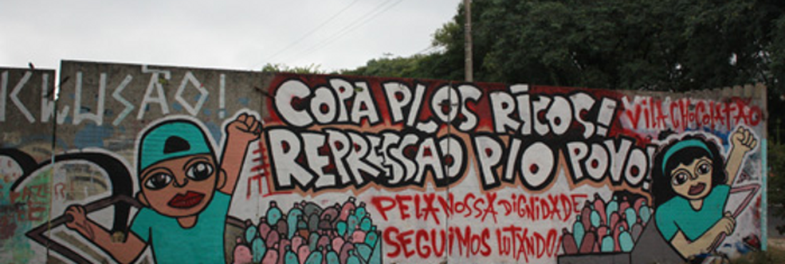 Muro com pichações sobre remoção de famílias por causa da Copa no Brasil