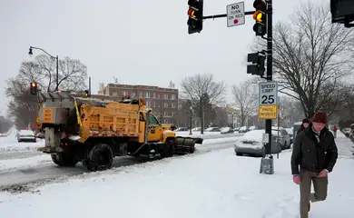 Caminhão remove neve das ruas em Washington
25/01/2026 Reuters/Jonathan Ernst