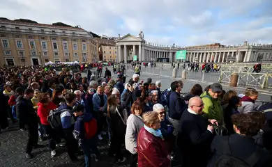Fila para velório do papa Francisco na Basílica de São Pedro
 25/4/2025   REUTERS/Carlos Barria