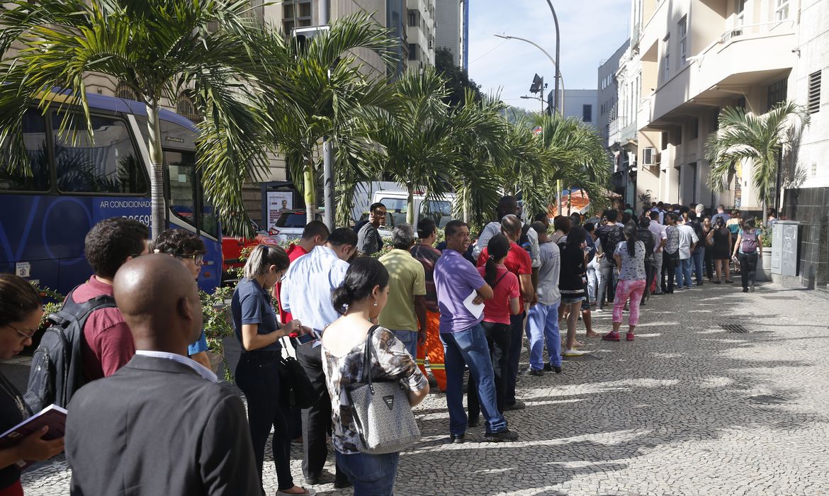 Rio de Janeiro - Postos de saúde amanhecem com filas para a vacinação contra a febre amarela (Tânia Rêgo/Agência Brasil)