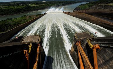 Foz do Iguaçu (PR), 02/01/2025 – Vista das comportas da hidrelétrica de Itaipu Binacional, a hidrelétrica foi criada em 26 de abril de 1973 e regida em igualdade entre Brasil e Paraguai.
A usina está localizada no Rio Paraná, no trecho de fronteira entre o Brasil e o Paraguai, 14 km ao Norte da Ponte da Amizade, nos municípios de Foz do Iguaçu, no Brasil, e Hernandarias, no Paraguai. 
Foto: Joédson Alves/Agência Brasil