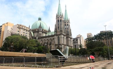 São Paulo (SP), 14-04-2023 - Grades colocadas em volta dos canteiros na praça da Sé. Foto: Rovena Rosa/Agência Brasil