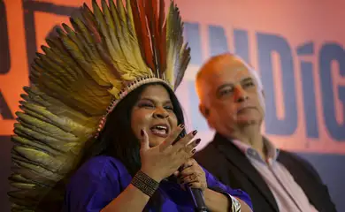 Brasília (DF), 13/12/2023 - A ministra dos Povos Indígenas, Sônia Guajajara, e o ministro da Microempresa e da Empresa de Pequeno Porte, Márcio França, durante abertura do Festival Brasil é Terra Indígena, no Museu Nacional da República, em Brasília, que tem como objetivo demarcar e celebrar a importância dos povos indígenas para o Brasil e para o mundo. Foto: Marcelo Camargo/Agência Brasil