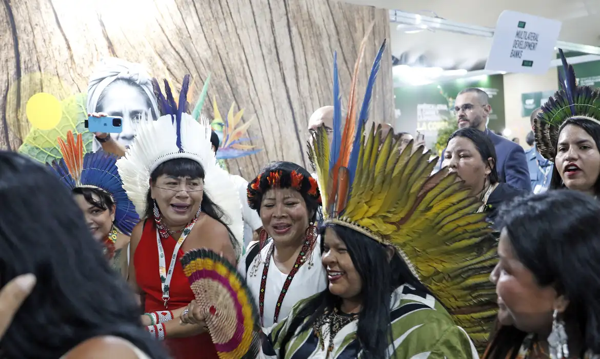 Bruno Peres/Agência Brasil Belém (PA), 12/11/2025 - A ministra dos Povos Indígenas, Sônia Guajajara, caminha pelos corredores com mulheres indígenas na COP30. Foto: Bruno Peres/Agência Brasil