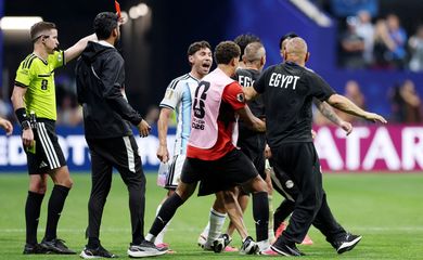 Membro da comissão técnica do Egito recebe cartão vermelho do árbitro François Letexier durante partida contra a Argentina pela Copa do Mundo de 2026
7 de julho de 2026 REUTERS/Paul Childs