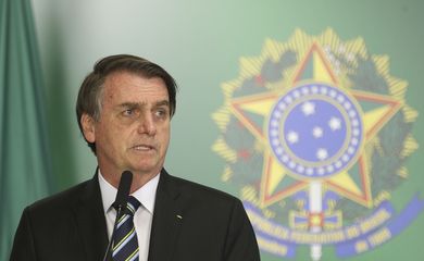 O presidente Jair Bolsonaro dá posse ao novo ministro da Educação, Abraham Weintraub, em cerimônia no Palácio do Planalto.